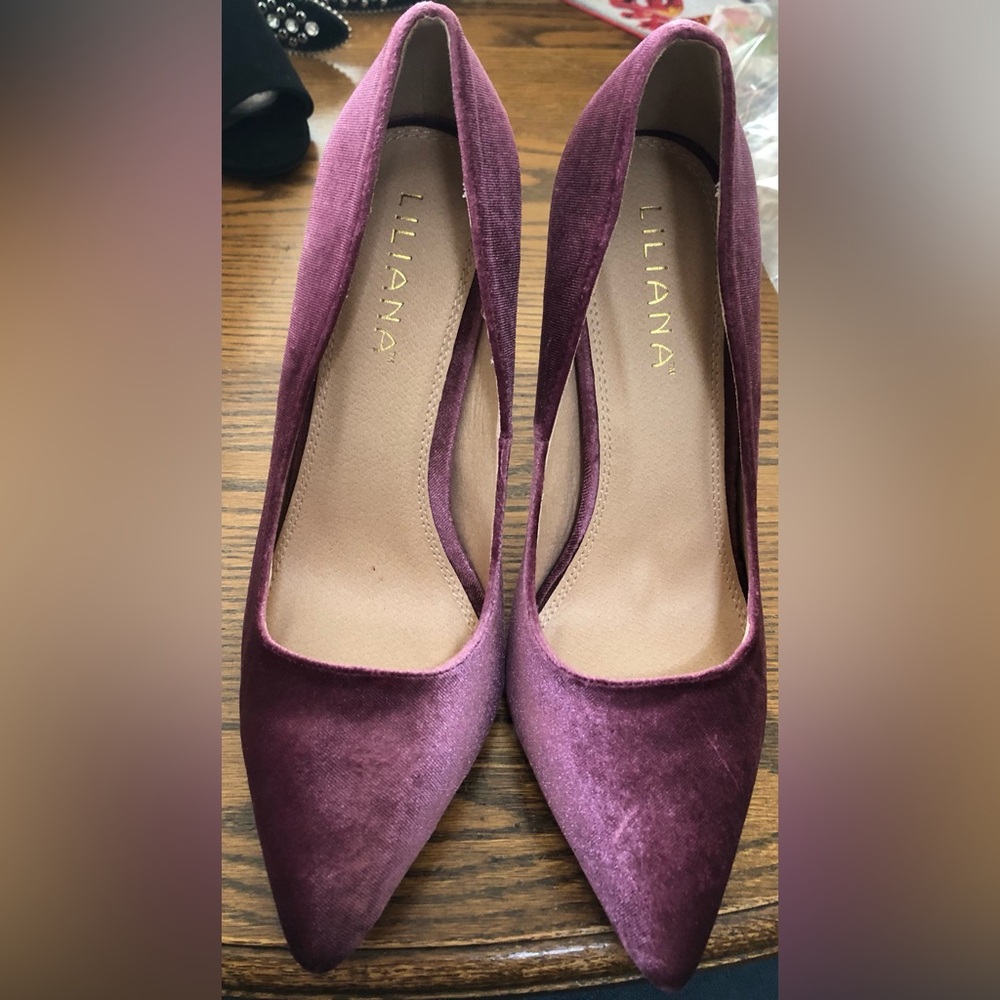 LILIANA Strawberry Pumps Heels Size 8 1/2